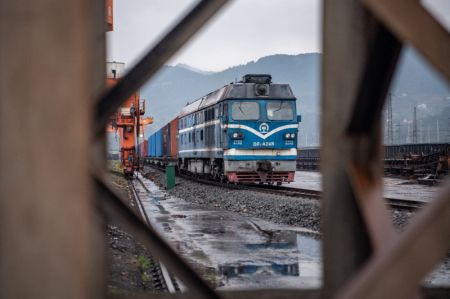 (miniature) Un convoi de fret Chine-Europe est tracté dans le port Guoyuan à Chongqing