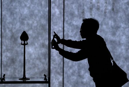 (miniature) Un visiteur prend des photos au Musée Qin Han du Musée d'histoire du Shaanxi