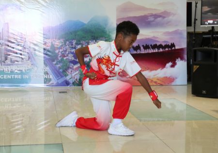 (miniature) Un garçon se produit lors du lancement de l'édition 2022 de la Semaine du tourisme et de la culture de la Chine à Dar es Salaam