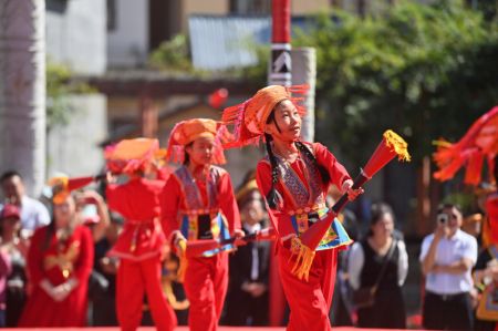 (miniature) Des adolescents de l'ethnie Yao exécutent une danse du tambour dans le bourg Yao de Changping du district de Mengshan