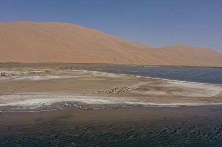 (miniature) Photo aérienne prise le 31 mai 2020 d'un lac dans le désert de Badain Jaran