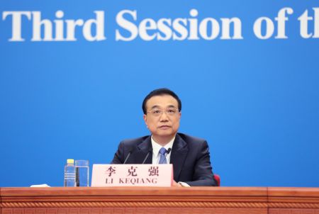 (miniature) Le Premier ministre chinois Li Keqiang rencontre la presse apr&egrave;s la cl&ocirc;ture de la troisi&egrave;me session de la 13e Assembl&eacute;e populaire nationale au Grand Palais du Peuple