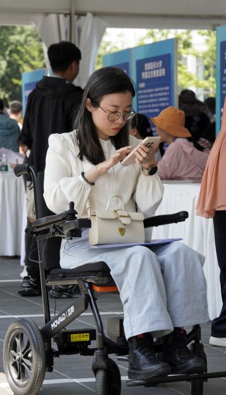 (miniature) Une demandeuse d'emploi participe à un salon de l'emploi dédié aux personnes handicapées à Beijing