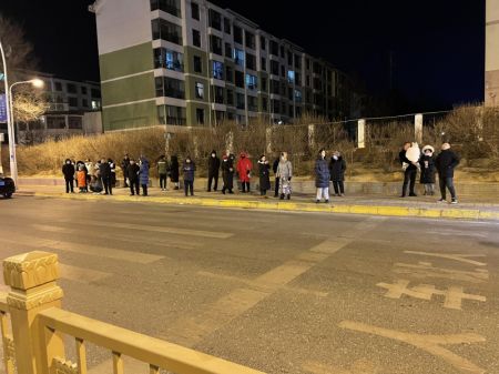 (miniature) Des gens à l'extérieur de bâtiments pour échapper au séisme dans le district de Menyuan