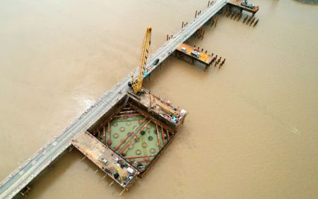 (miniature) Photo aérienne prise le 31 juillet 2023 du chantier du pont principal d'un grand pont enjambant le fleuve jaune sur le tracé de la ligne du chemin de fer à grande vitesse Xiong'an-Shangqiu