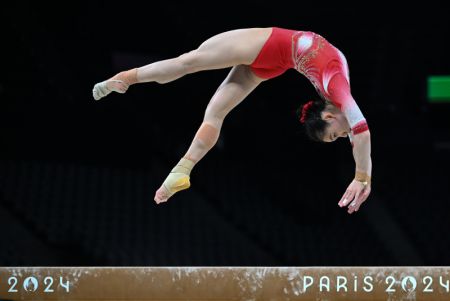 (miniature) Photo prise le 25 juillet 2024 montrant la Chinoise Ou Yushan lors d'une séance d'entraînement de gymnastique artistique avant les Jeux olympiques de Paris 2024 à Paris