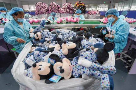 (miniature) Des ouvriers travaillent dans une usine de jouets en peluche du village de Jinhuai à Yangzhou