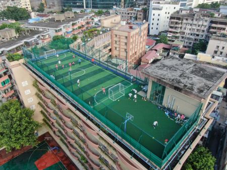 (miniature) Photo aérienne d'un terrain de sport aménagé sur le toit d'un bâtiment de l'école secondaire No