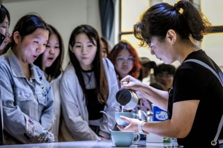 (miniature) Une enseignante donne un cours sur le café à la faculté des cultures tropicales de l'Université agricole du Yunnan