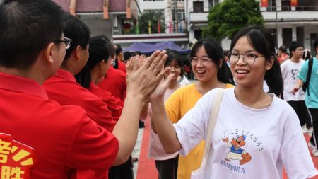 (miniature) Des candidats et leurs professeurs se tapent les mains avant le concours dans le district autonome Yao de Dahua