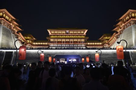 (miniature) Vue nocturne du mus&eacute;e du site de Yingtianmen du Parc du site arch&eacute;ologique national Sui-Tang de Luoyang