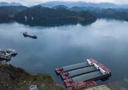 (miniature) Photo aérienne d'un cargo chargé de minerai de phosphate arrivant à un quai à Zunyi