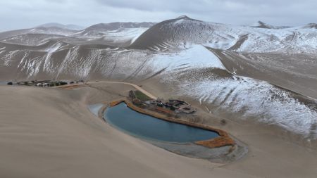 (miniature) Photo prise par un drone du paysage enneigé du mont Mingsha et du site touristique de la source du Croissant de Lune