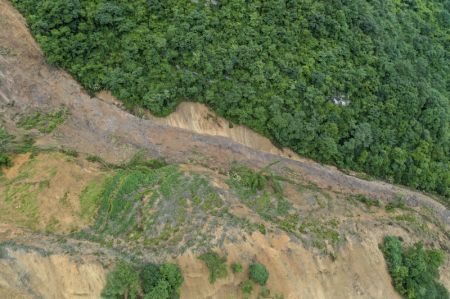 (miniature) Photo aérienne d'un site de glissement de terrain survenu dans le village de Liujing dans l'arrondissement de Wulong de la municipalité de Chongqing (sud-ouest de la Chine)