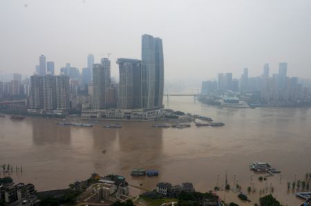 (miniature) Des eaux de crue traversent le centre-ville de la municipalité chinoise de Chongqing (sud-ouest)