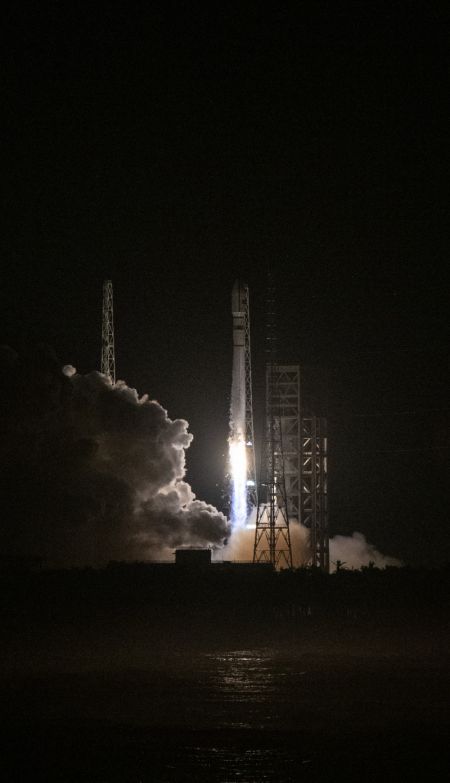 (miniature) Une fusée porteuse Longue Marche-12 transportant deux satellites expérimentaux décolle depuis le site de lancement spatial commercial de Hainan