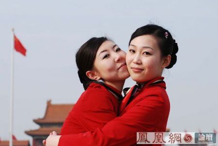 (miniature) deux chinoises s'embrassent