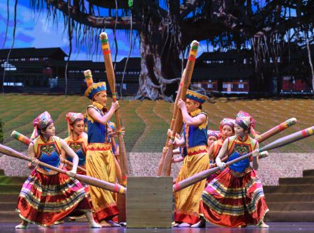 (miniature) Des artistes lors d'un spectacle de chansons folkloriques du groupe ethnique Zhuang à Nanning