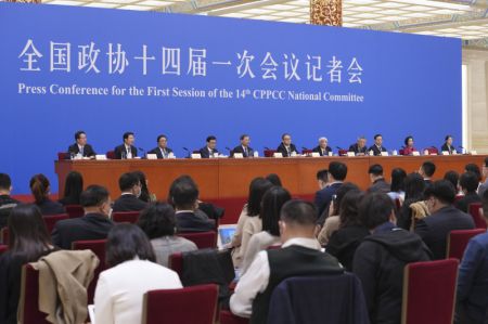 (miniature) Des dirigeants des comit&eacute;s centraux des partis politiques non communistes et de la F&eacute;d&eacute;ration nationale de l'industrie et du commerce de Chine assistent &agrave; une conf&eacute;rence de presse lors de la premi&egrave;re session du 14e Comit&eacute; national de la Conf&eacute;rence consultative politique du peuple chinois (CCPPC) au Grand Palais du Peuple &agrave; Beijing