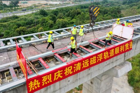 (miniature) Photo aérienne d'ouvriers posant le dernier rail de 10 mètres de long sur le chantier d'une ligne maglev à moyenne et basse vitesse dans la ville de Qingyuan