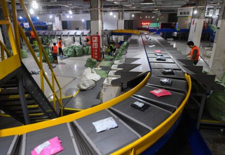 (miniature) Des travailleurs emballent des colis