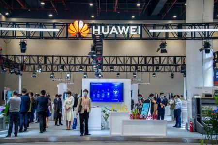 (miniature) La zone d'exposition de Huawei lors de la 18e édition de l'Exposition et Forum international de l'optoélectronique de la Chine (Optics Valley)