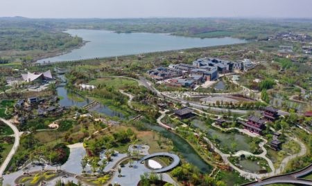 (miniature) Photo aérienne prise le 8 avril 2021 montrant l'Exposition internationale d'horticulture à Yangzhou