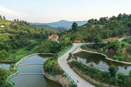 (miniature) Photo prise par un drone de touristes en train de pêcher dans un parc écologique du district de Longli