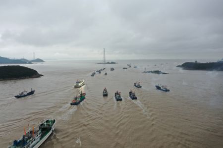 (miniature) Une photo a&eacute;rienne montre des bateaux de p&ecirc;che naviguant en mer de Chine orientale &agrave; Zhoushan