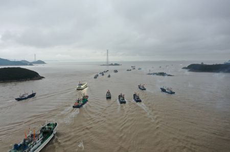 (miniature) Une photo aérienne montre des bateaux de pêche naviguant en mer de Chine orientale à Zhoushan