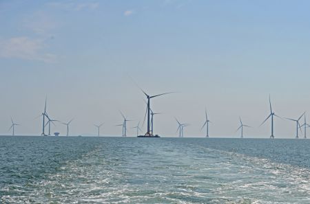 (miniature) Photo d'unités de turbines éoliennes d'un parc éolien au large de la côte de Fangchenggang