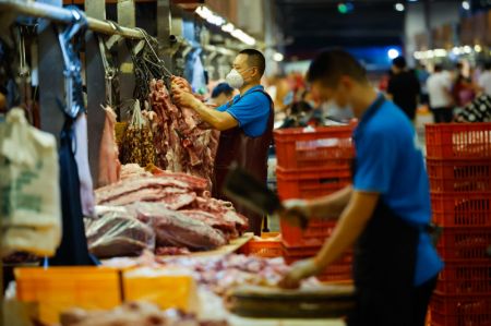 (miniature) Des bouchers préparent de la viande dans un marché de Chengdu