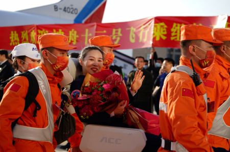 (miniature) L'astronaute Wang Yaping salue la foule à son arrivée à Beijing