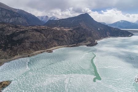 (miniature) Photo aérienne du lac Ra'og recouvert de glace à Qamdo