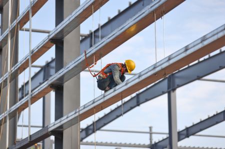 (miniature) Un travailleur sur le site de construction d'une base de maintenance de moteurs d'avions &agrave; Haikou