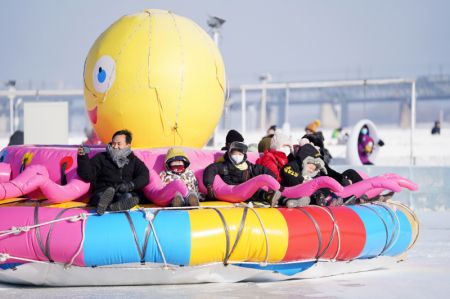 (miniature) Des gens s'amusent sur le fleuve Songhua gel&eacute; dans un parc de glace et de neige &agrave; Harbin