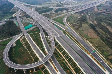 (miniature) Photo aérienne prise le 24 novembre 2023 montre des véhicules circulant sur l'autoroute reliant Guiyang