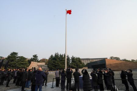 (miniature) Une cérémonie de levée du drapeau national chinois et une cérémonie de mise en berne du drapeau se déroulent au Mémorial des victimes du massacre de Nanjing par les envahisseurs japonais à Nanjing