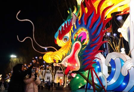 (miniature) Des gens visitent un spectacle de lanternes pour célébrer la prochaine fête du Printemps à Qinhuangdao