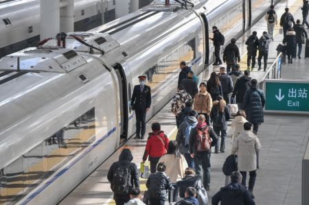 (miniature) Des passagers montent à bord d'un train à la gare de Changchun