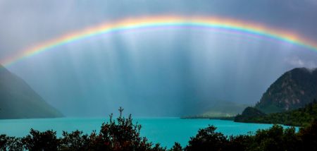 (miniature) Un arc-en-ciel apparaît au-dessus du lac Basum