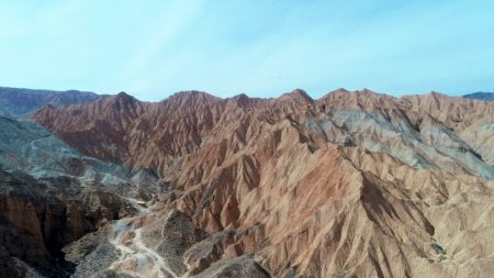 (miniature) Photo aérienne prise le 5 juin 2020 montre une vue des reliefs de Danxia