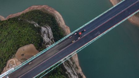(miniature) Photo aérienne prise le 3 avril 2023 du chantier de construction du Pont Jinfeng sur la rivière Wujiang