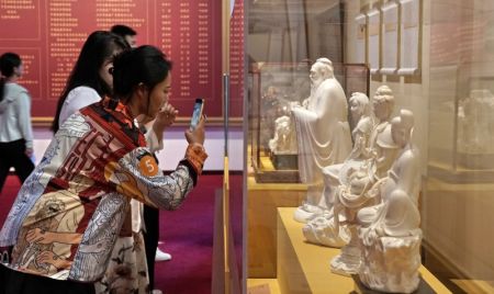 (miniature) Des participants à un camp de journalisme transdétroit visitent les Archives nationales chinoises des publications et de la culture