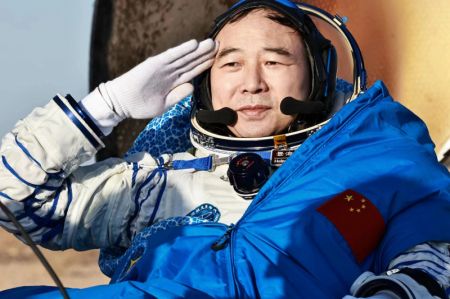(miniature) L'astronaute Jing Haipeng sort de la capsule de retour du vaisseau spatial habité Shenzhou-16 sur le site d'atterrissage de Dongfeng