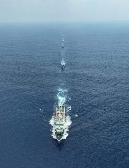 (miniature) Photo aérienne prise par un drone de la flotte 3502 de la Garde côtière chinoise menant un entraînement de formation dans les eaux adjacentes de Huangyan Dao de la Chine