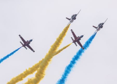 (miniature) Des avions de l'équipe de voltige Faucon rouge de l'Armée de l'air de l'Armée populaire de libération de Chine s'entraînent pour le salon Airshow China