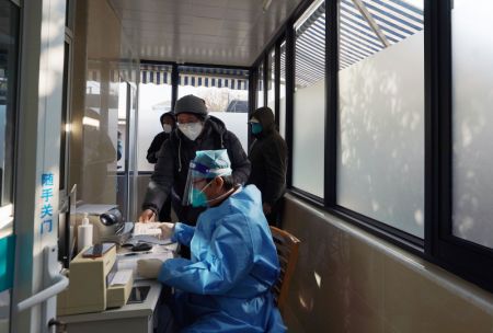 (miniature) Photo prise le 4 janvier 2023 montrant la clinique spécialisée dans le traitement de la fièvre d'un établissement de santé communautaire à Shanghai