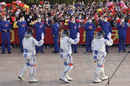 (miniature) Une cérémonie d'au revoir pour les trois astronautes chinois de la mission spatiale habitée Shenzhou-16 a été organisée au Centre de lancement de satellites de Jiuquan