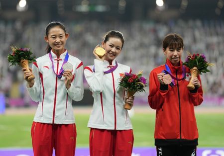 (miniature) La médaillée d'or Yang Jiayu (au centre) de Chine